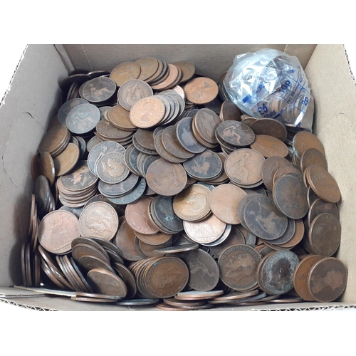 306 - A large quantity (over 5kg) of copper penny and halfpenny UK coins dating from Queen Victoria#306... 