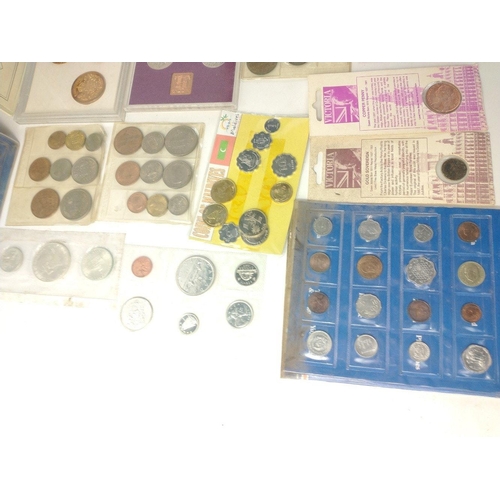 332 - A collection of coins to include various sets of interest including 1967 Singapore Specimen set, var... 