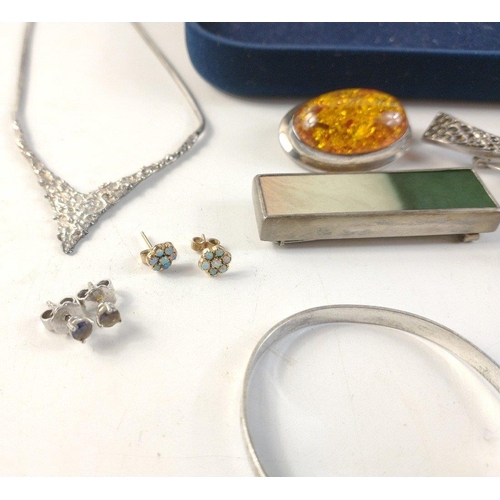 447 - Small box containing 2 pairs of gold earrings, silver and white metal goods to include brooches, 2 n... 