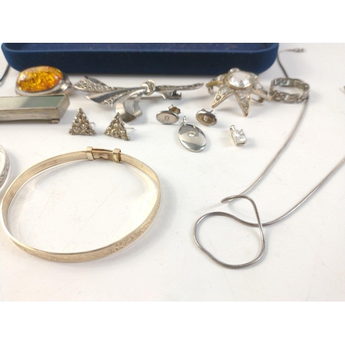 447 - Small box containing 2 pairs of gold earrings, silver and white metal goods to include brooches, 2 n... 