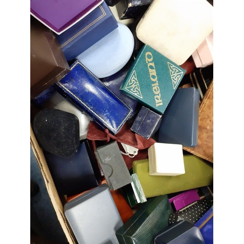 462A - A super useful lot of mixed vintage and modern empty jewellery boxes.  A substantial quantity of ver... 