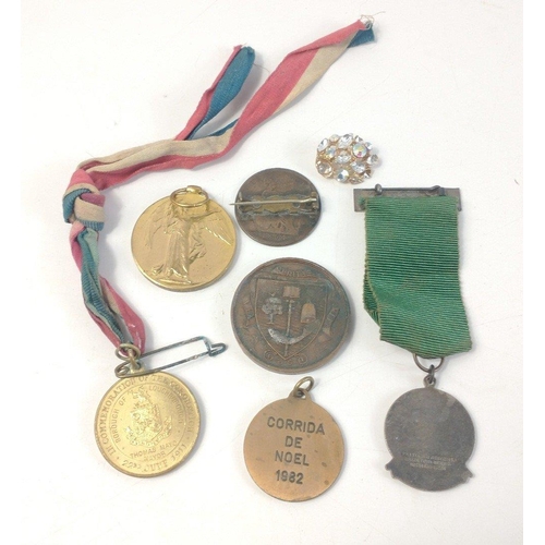 516 - A small collection of medals of interest to include A WWI Victory medal to a R.E. Sapper, a 1911 Lou... 