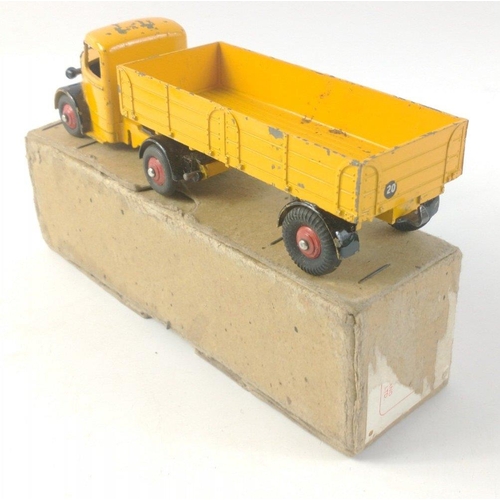 535 - DINKY SUPERTOYS No. 521 Bedford Articulated Lorry. All yellow cab version. Original paint and suppli... 