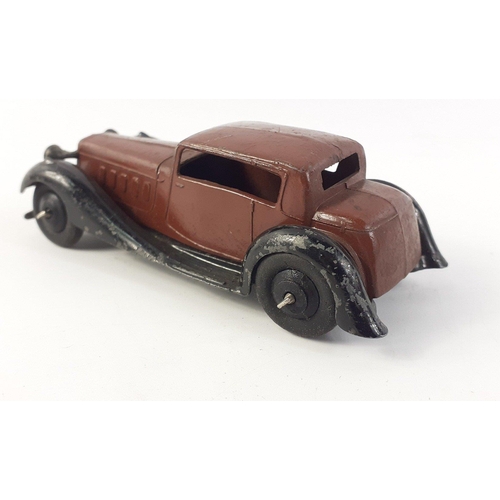 540 - DINKY TOYS NO.36c Humber Vogue Saloon in Brown / Black. Minor paint loss otherwise in excellent orde... 