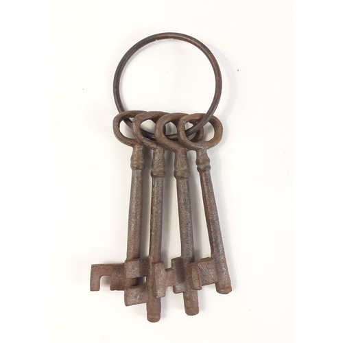 619 - SIMPLY MARVELLOUS! A SET of FOUR decorative large rusty old keys all on a solid ring - each key 14cm... 