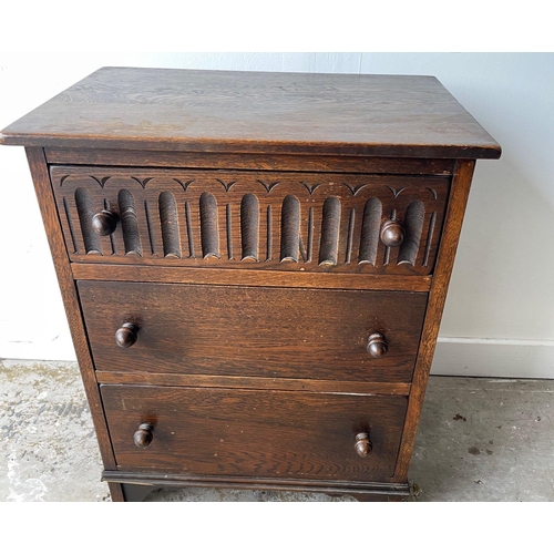 816 - An ERCOL inspired 3 drawer small cabinet in dark oak - dimensions 18