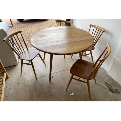 826 - STAR ERCOL FURNITURE PIECE!
A light oak round two-leaf folding dining table with 4 spindle ERCOL din... 