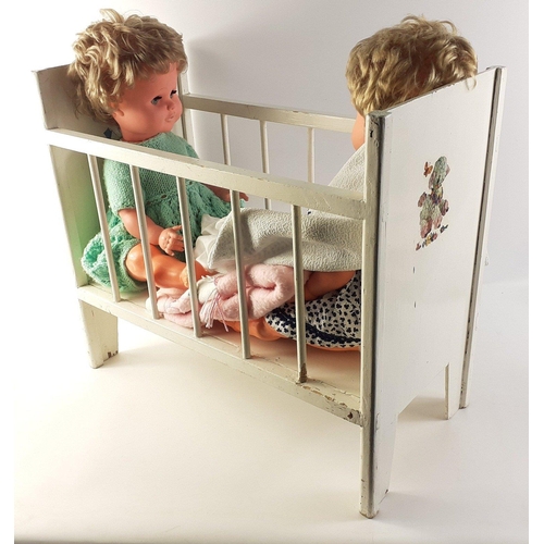 140 - A cute little pair of dolls in a pretty little cot that require re-homing.  Cot measures 52cm x 26cm... 