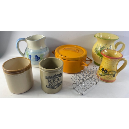 390 - A box of mixed kitchen ware to include a MOIRA meat roll jar, 3 jugs, and a 2.5l metal casserole dis... 