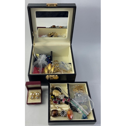 150 - Super lot of bling bijouterie in a pretty little jewellery carry case.  Some lovely interesting piec... 