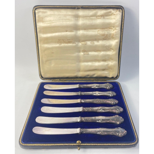 198 - A cased set of silver handled cake knives from 1909 with Sheffield hallmarks.  Rather worn and resid... 