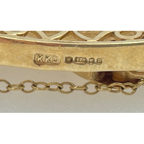 38 - A 375 stamped yellow gold bracelet with a mounted FULL GOLD SOVEREIGN 1913 total weight 27.98g appro... 