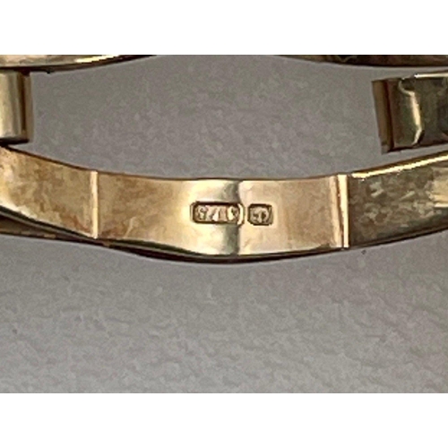 38 - A 375 stamped yellow gold bracelet with a mounted FULL GOLD SOVEREIGN 1913 total weight 27.98g appro... 