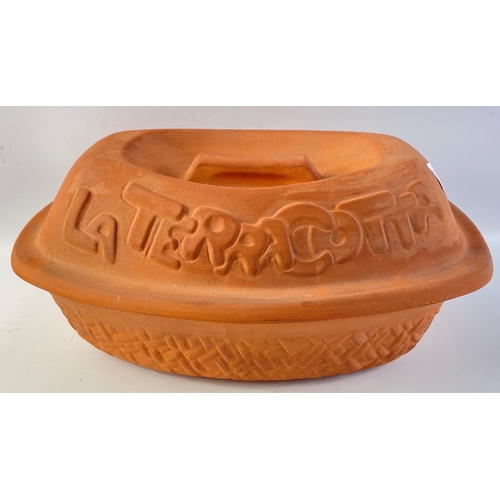 664 - LA TERRACOTTA  covered oven to tableware pottery casserole style lidded dish - dimensions 34cm lengt... 