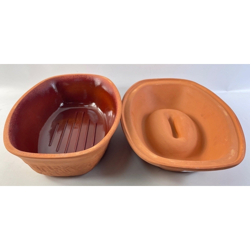 664 - LA TERRACOTTA  covered oven to tableware pottery casserole style lidded dish - dimensions 34cm lengt... 