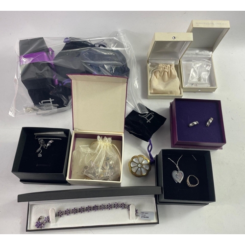 94 - Silver jewellery all stamped 925 to include a bracelet with purple flower design, a lapis lazuli and... 