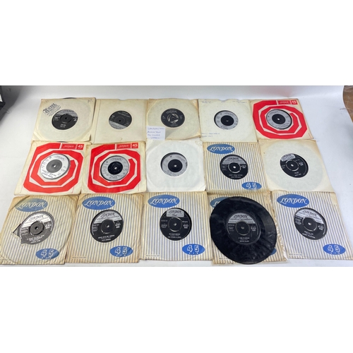 39 - A selection of over  25 LONDON / LONDON AMERICAN RECORDINGS 45RPM vinyl records from 1960s to includ... 