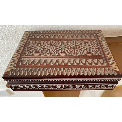176 - A BEAUTIFUL QUALITY carved lidded box - great for keeping all those important knick-knacks in!
Appro... 