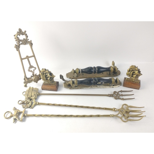 178 - Brassware for sale to include 2 vintage door handles and 3 toasting forks#179