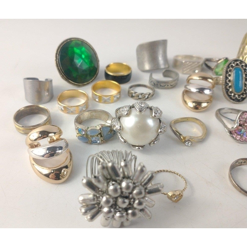 30 - A collection of rather chunky rings in mixed sizes#30