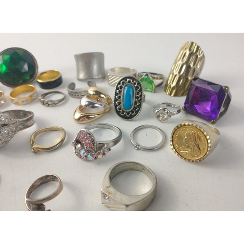 30 - A collection of rather chunky rings in mixed sizes#30