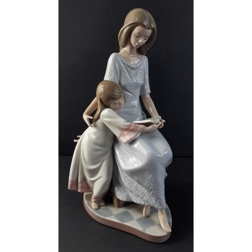 325 - A LLADRO figurine of a lady and child reading from 1987 stands 27cm high, no cracks, chips or visibl... 