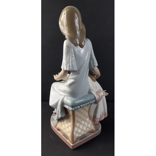 325 - A LLADRO figurine of a lady and child reading from 1987 stands 27cm high, no cracks, chips or visibl... 