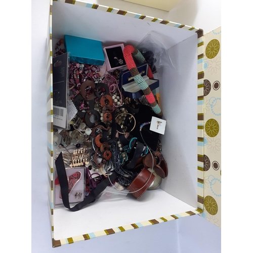 36 - A box of super costume jewellery containing lots of necklaces, rings, brooches etc.#36