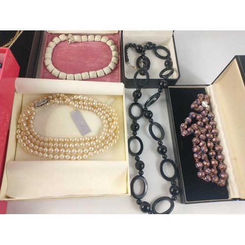 40 - A mixed lot of boxed costume jewellery to include necklaces and a necklace/bracelet set from jewelle... 