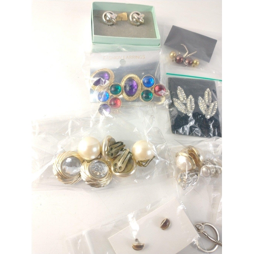 47 - A mixed lot of costume jewellery and vintage-style earrings - both clip-on and for pierced ears - to... 