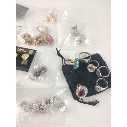 47 - A mixed lot of costume jewellery and vintage-style earrings - both clip-on and for pierced ears - to... 