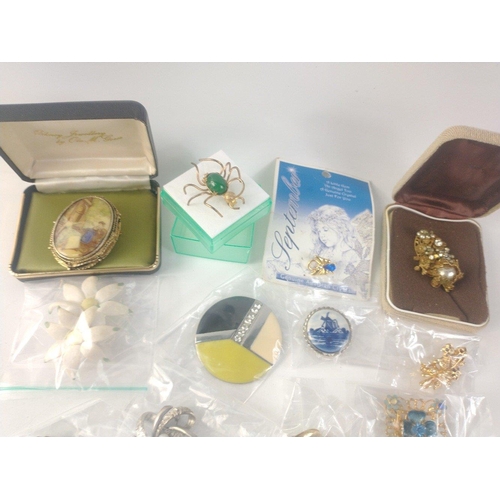 48 - A collection of costume jewellery brooches of varying sizes and materials. Some boxed.#48