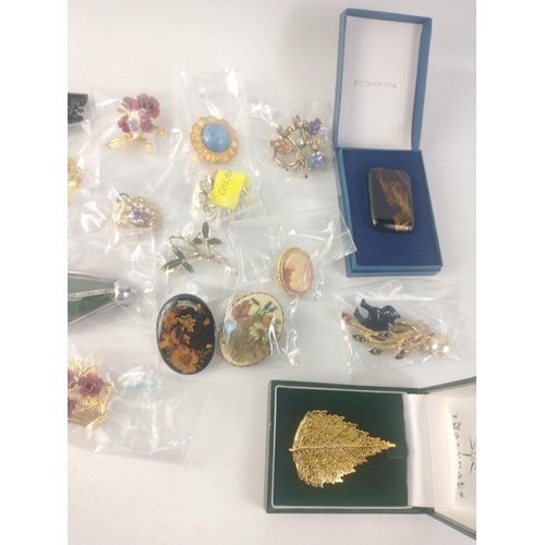 49 - An attractive collection of costume brooches and pins of varying size and materials. Some boxed.#49... 