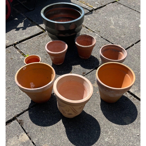 568 - Add colour to your patio with these seven various sized TERRACOTTA pots plus a larger plastic pot.#5... 