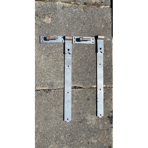 579 - A useful pair of substantial iron hinges and brackets.  Each arm measures 24cm.#607