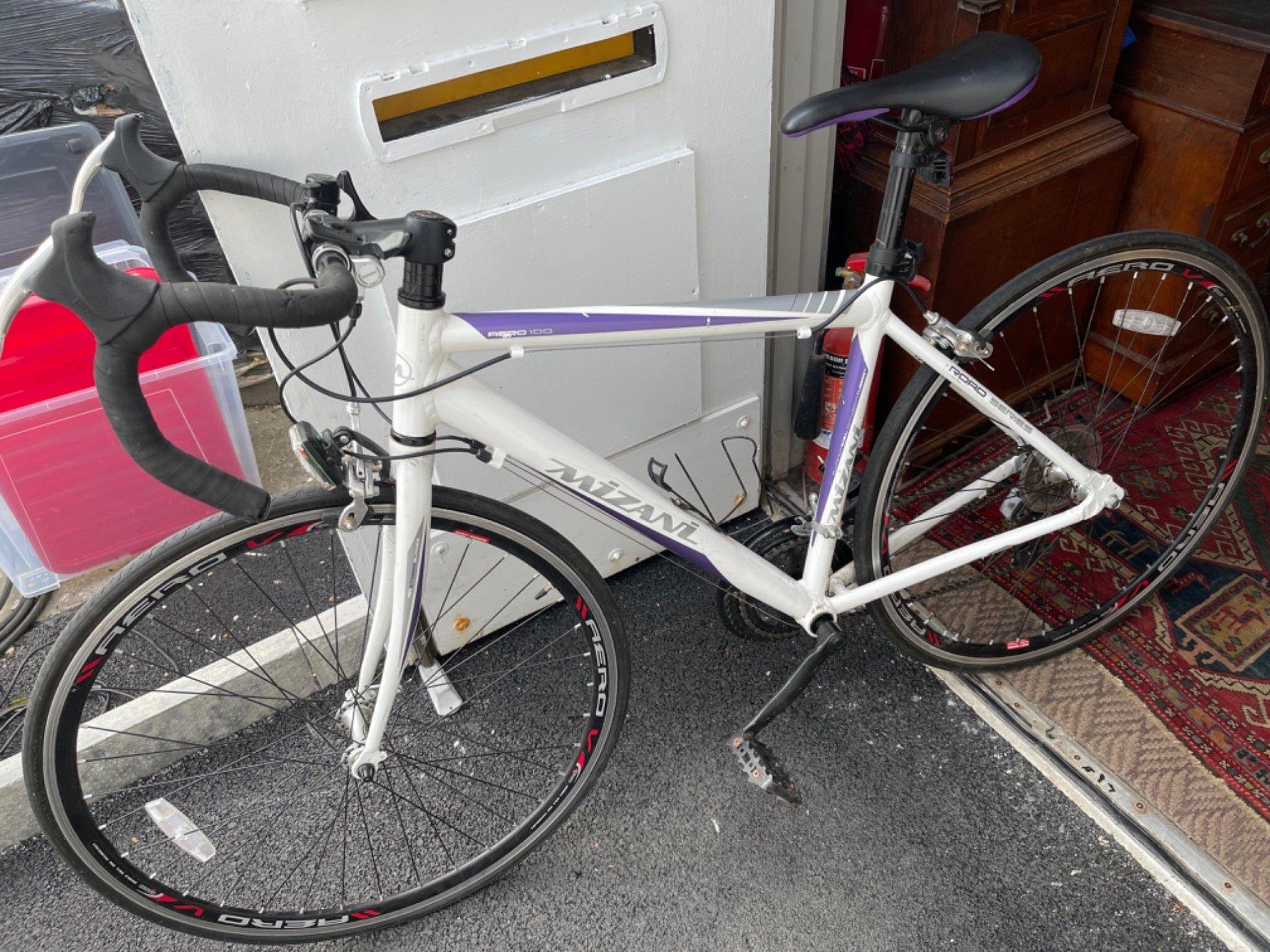 A MIZANI AERO 100 gents road bike in nice condition with a bag of