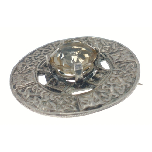 19 - A very nice Solid Silver Scottish plaid / kilt brooch with very nice light yellow Cairngorm stone. M... 