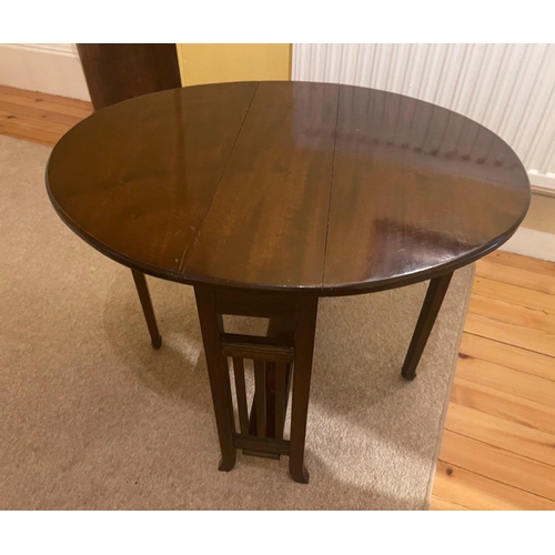 430 - A lovely VINTAGE  gate-leg side table - 2.5ft diameter when extended#106