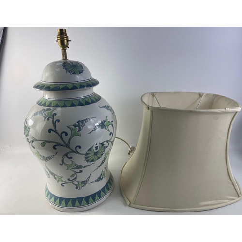 439A - A large ceramic feature electric table lamp in an ORIENTAL style - dimensions 56cm height(without th... 