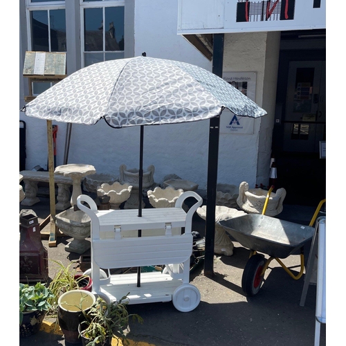 441 - HERE COMES THE SUMMER!
A brand new patterned garden parasol - can adjust height etc - this does not ... 