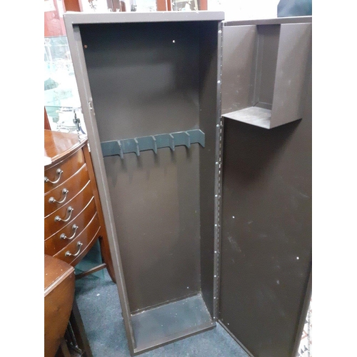246 - A tall racked metal gun cabinet with keys standing 130cm tall and in good useable condition.#247
