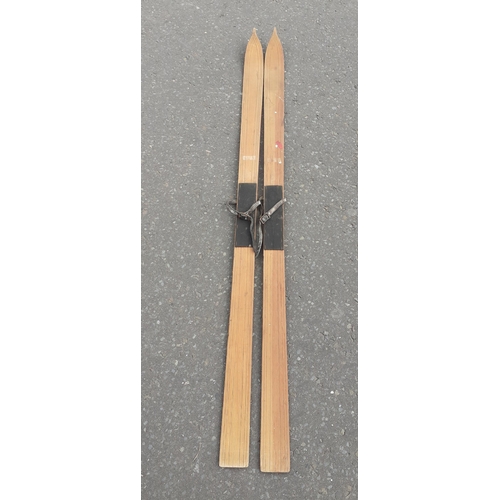 250 - For LOVERS of VINTAGE SKIS! A pair of wooden skis with leather straps from circa 1940s/50s measuring... 