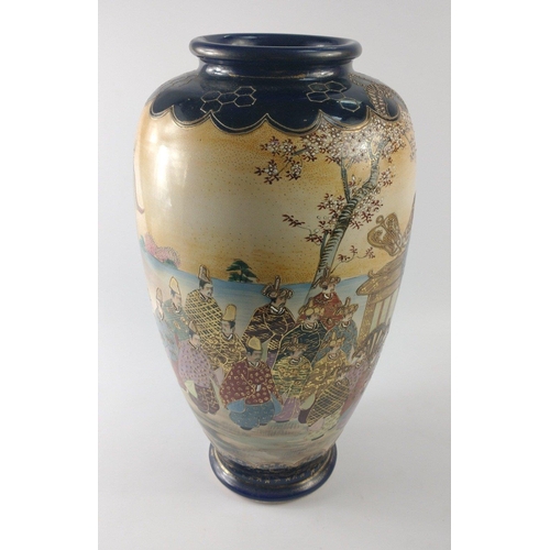 197 - A large Oriental vase depicting gentlemen with costumes picked out in gilt, stands approx 42cm high#... 