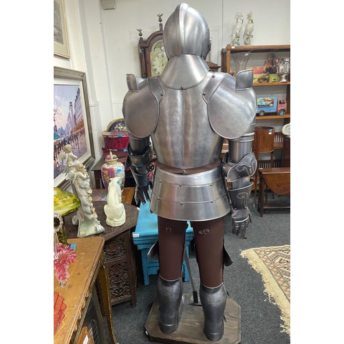209 - YOUR KNIGHT IN SHINING ARMOUR! A FABULOUS MODERN SUIT OF ARMOUR 'Armatura Italiana SEC XVl Realizza ... 