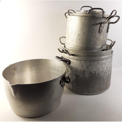 438 - A mixed lot of 6 robust commercial kitchen pots in graduating sizes together with an aluminium jam-m... 