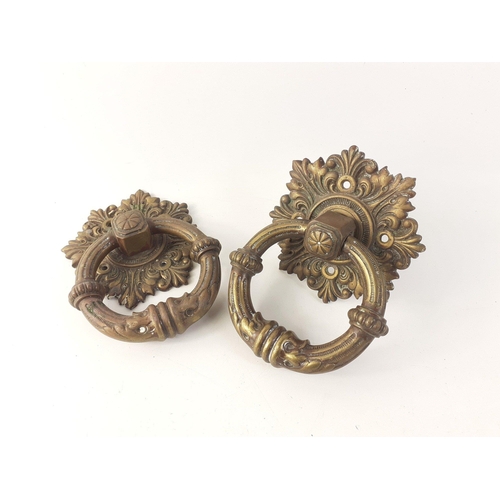 446 - A pair of antique knocker style brass door handles with fixing plate and spindle, handle approx 10cm... 