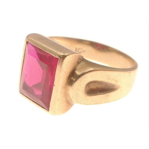 16C - STUNNING! A 10K stamped ring size U with a mounted large rectangular red stone weight gross 8.05g ap... 