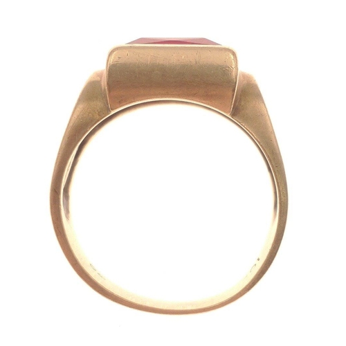 16C - STUNNING! A 10K stamped ring size U with a mounted large rectangular red stone weight gross 8.05g ap... 