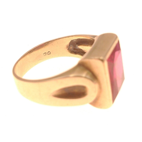 16C - STUNNING! A 10K stamped ring size U with a mounted large rectangular red stone weight gross 8.05g ap... 