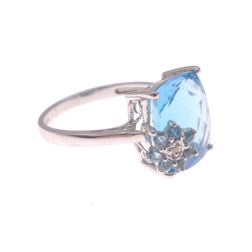 5 - A 375 stamped white gold ring with large rectangular cut aquamarine (12mm x 8mm), size N/O gross wei... 